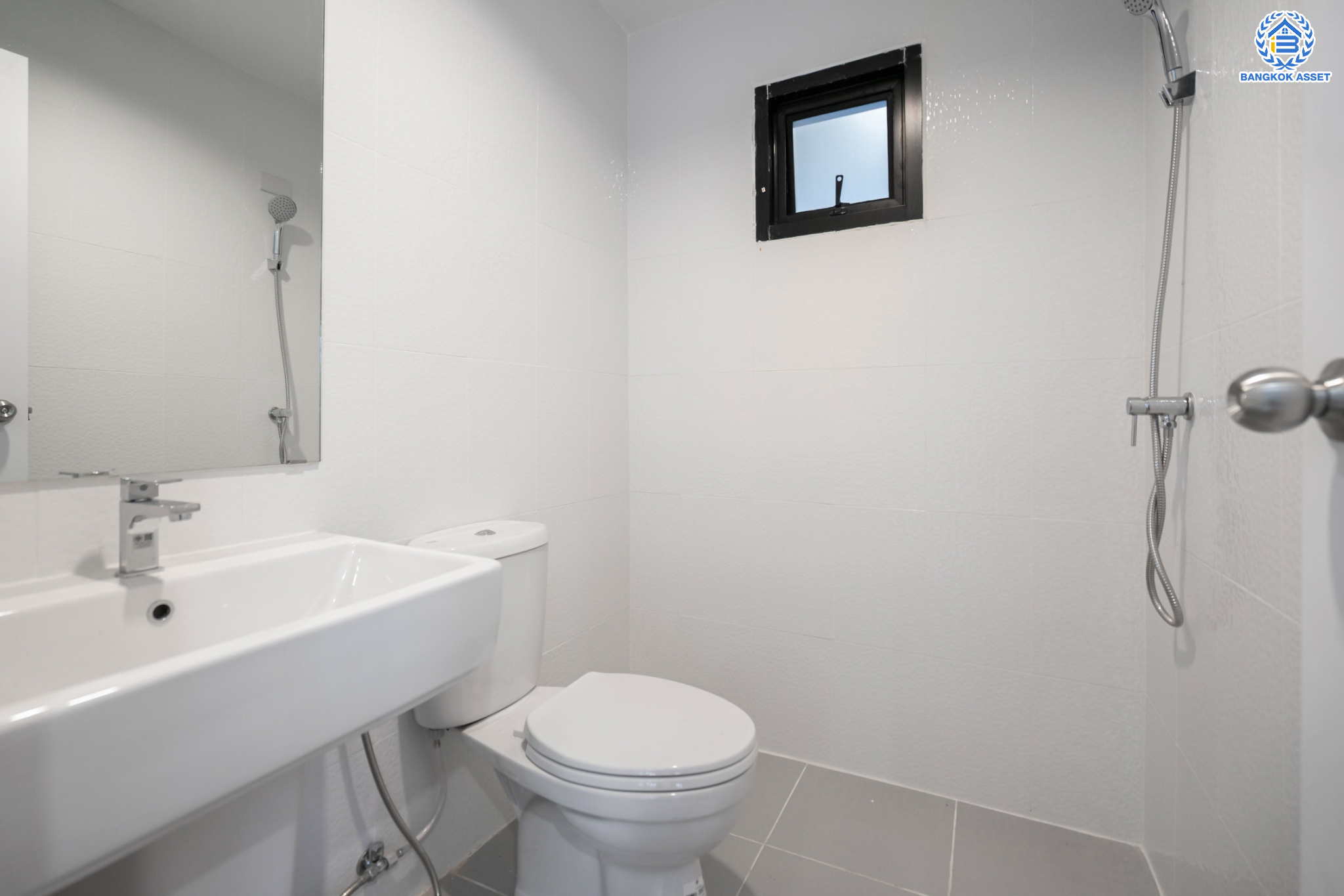 บ้านมือสองตกแต่งใหม่ ม.ชัยพฤกษ์ บางบัวทอง บ้านเดี่ยว หลังมุม แบรนด์ LH เนื้อที่ 92.3 ตร.ว. ฟังก์ชัน 3 ห้องนอน 4 ห้องน้ำ 1 ห้องแม่บ้าน จอดรถได้ถึง 3 คัน มีพื้นที่บริเวณบ้านกว้างขวางกว่า 195 ตร.ม. พร้อม Facilities ครบครัน บนทำเลเดินทางสะดวก ติดถนนบางกรวย-ไทรน้อย ใกล้เซ็นทรัลเวสต์เกต และรถไฟฟ้าสายสีม่วง "สถานีบางพลู"